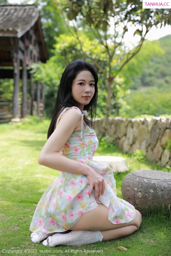 糖豆  [XiuRen]高清写真图 2023.08.01 No.7169 糖豆sisi 清纯碎花裙第8张图片